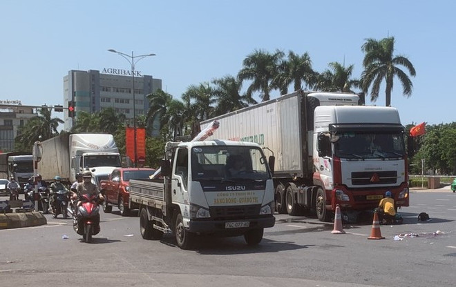 Quảng Trị: Xe đầu kéo va chạm với xe môtô, 2 vợ chồng thương vong ảnh 1