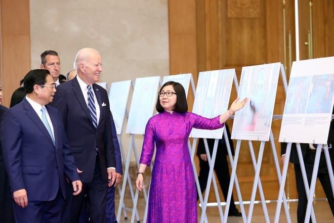 [Photo] Lãnh đạo Việt Nam và Hoa Kỳ tham quan trưng bày ảnh của TTXVN ảnh 3