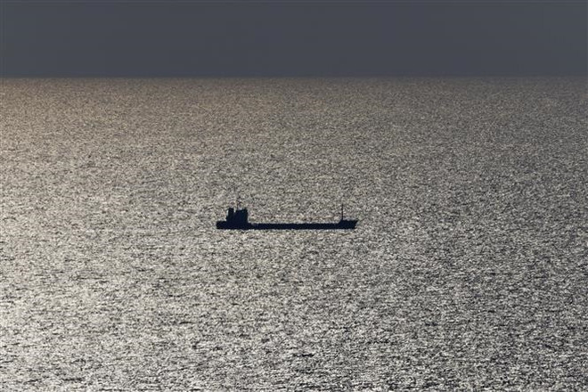 Tàu Resilient Africa rời cảng Chornomorsk, Ukraine ngày 19/9/2023. (Ảnh: AFP/TTXVN) Ukraine: Tàu thứ hai chở ngũ cốc rời cảng trên Biển Đen ảnh 1