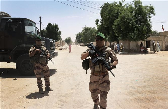 Binh sỹ Pháp tham gia chiến dịch Barkhane tại Faya-Largeau, miền Bắc Cộng hòa Chad. (Ảnh: AFP/TTXVN) CH Chad: Biểu tình biến thành bạo loạn tại căn cứ quân sự của Pháp ảnh 1