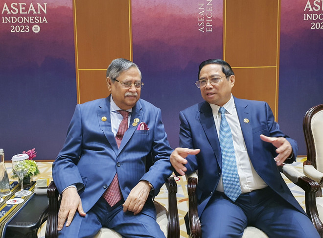Nhân dịp tham dự Hội nghị Cấp cao ASEAN lần thứ 43 và các hội nghị liên quan tại Jakarta, Indonesia, ngày 7/9, Thủ tướng Chính phủ Phạm Minh Chính đã gặp Tổng thống Bangladesh Mohammed Shahabuddin. (Ảnh: Dương Giang/TTXVN) Thúc đẩy quan hệ hữu nghị truyền thống và hợp tác Việt Nam-Bangladesh ảnh 1