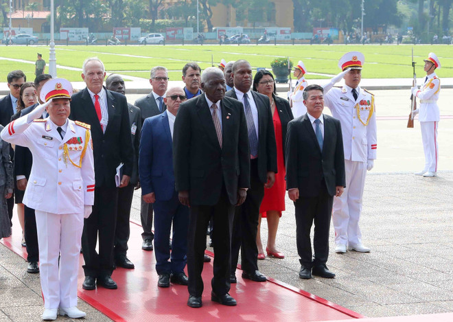 [Photo] Chủ tịch Quốc hội Cuba vào Lăng viếng Chủ tịch Hồ Chí Minh ảnh 4