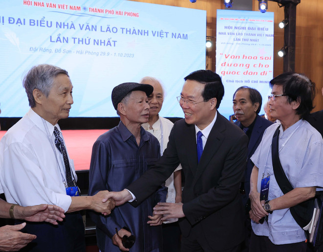 Chủ tịch nước Võ Văn Thưởng và các đại biểu. (Ảnh: Thống Nhất/TTXVN) 'Các nhà văn lão thành góp phần tạo nên nền văn học chân chính' ảnh 2