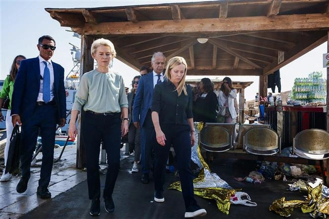 Thủ tướng Italy Giorgia Meloni (phải) và Chủ tịch Ủy ban châu Âu (EC) Ursula von der Leyen (thứ 2, trái) thị sát đảo Lampedusa ngày 17/9/2023. (Ảnh: AFP/TTXVN) Khủng hoảng người di cư: Italy kêu gọi EU chia sẻ trách nhiệm ảnh 3