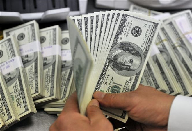 Đồng USD. (Ảnh: AFP/TTXVN) Vị thế thống trị của đồng USD gặp thêm nhiều thách thức ảnh 1