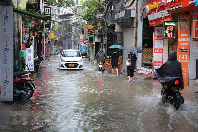 Ngập úng nhiều tuyến phố nội thành Hà Nội với độ sâu từ 15-30cm ảnh 1