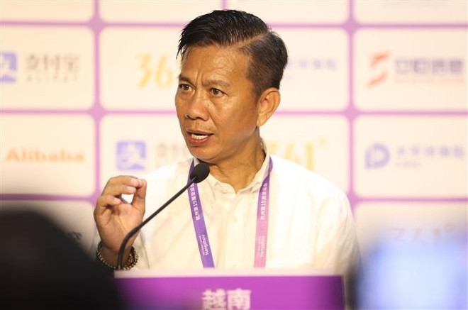 Huấn luyện viên Hoàng Anh Tuấn tỏ ra rất tức giận vì những thẻ phạt và bàn thua mà Olympic Việt Nam phải nhận ở trận thắng 4-2 trước Olympic Mông Cổ. (Ảnh: Hoàng Linh/TTXVN) HLV Hoàng Anh Tuấn thừa nhận giận dữ với cầu thủ Olympic Việt Nam ảnh 1