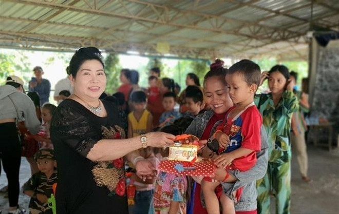 Con em người gốc Việt ở Campuchia vui đón Tết Trung Thu ảnh 1