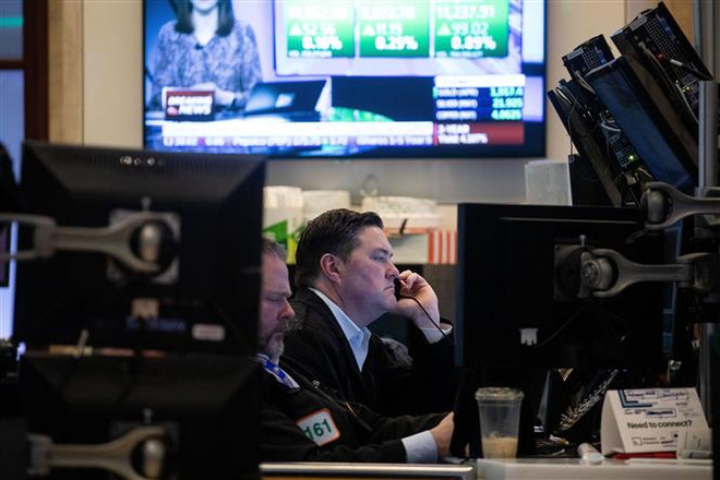 Phố Wall trượt dốc khi giá dầu 'chạm đỉnh' của 9 tháng ảnh 1