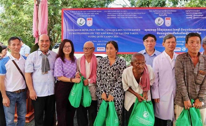Trao gửi yêu thương tới người dân có hoàn cảnh khó khăn tại Campuchia ảnh 1