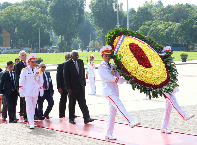 [Photo] Chủ tịch Quốc hội Cuba vào Lăng viếng Chủ tịch Hồ Chí Minh ảnh 1