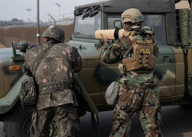 Binh sỹ Hàn Quốc và Mỹ tham gia một cuộc tập trận ở Gunsan, Hàn Quốc. (Ảnh: Yonhap/TTXVN) Quân đội Hàn Quốc và Mỹ tiến hành diễn tập chung chống khủng bố ảnh 1