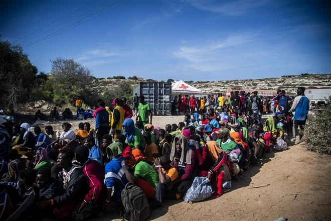 Người di cư tại đảo Lampedusa, Italy ngày 14/9/2023. (Ảnh: AFP/TTXVN) Khủng hoảng người di cư: Italy kêu gọi EU chia sẻ trách nhiệm ảnh 1