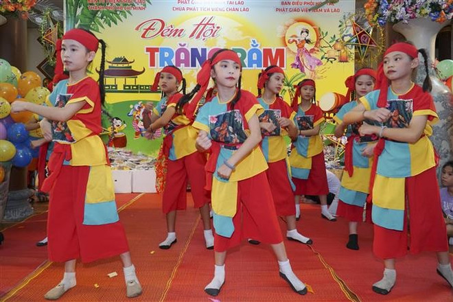 Tết Trung Thu ấm áp cho các em thiếu nhi Việt Nam tại Lào ảnh 2