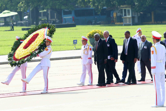 [Photo] Chủ tịch Quốc hội Cuba vào Lăng viếng Chủ tịch Hồ Chí Minh ảnh 2