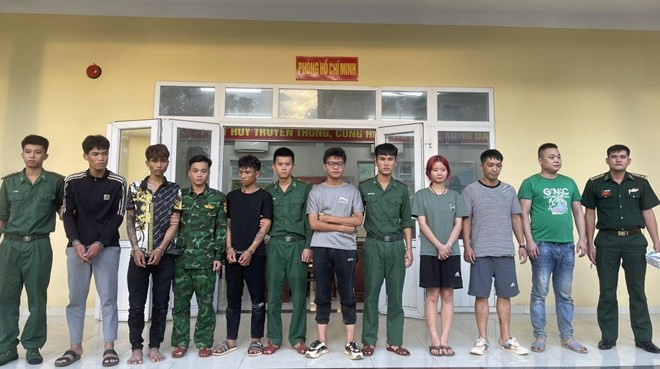 Nhóm đối tượng xuất cảnh trái phép sang Lào bị bắt quả tang tại Hướng Hóa, Quảng Trị. (Nguồn: Báo Lao động) Triệt phá đường dây đưa người xuất cảnh trái phép qua biên giới ảnh 1
