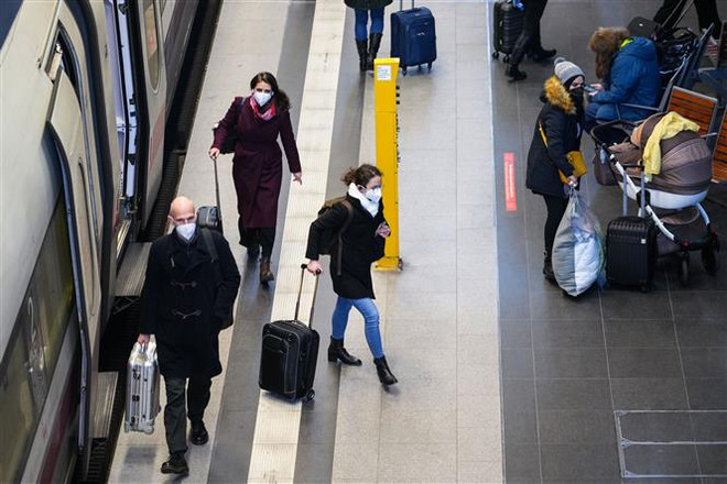 Người dân đeo khẩu trang phòng dịch COVID-19 tại Berlin, Đức, ngày 28/1/2022. (Ảnh: THX/TTXVN) Đức có thể sớm dỡ bỏ các biện pháp hạn chế phòng dịch COVID-19 ảnh 1