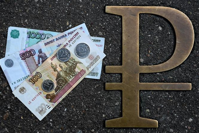 Đồng ruble của Nga. (Ảnh: AFP/TTXVN) Chính quyền Mỹ công bố danh sách các thực thể Nga bị trừng phạt ảnh 1