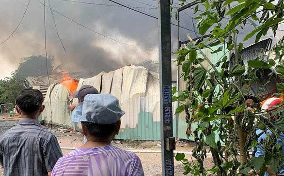 Thành phố Hồ Chí Minh: Cháy lớn tại xưởng gỗ, thiêu rụi nhiều tài sản ảnh 1