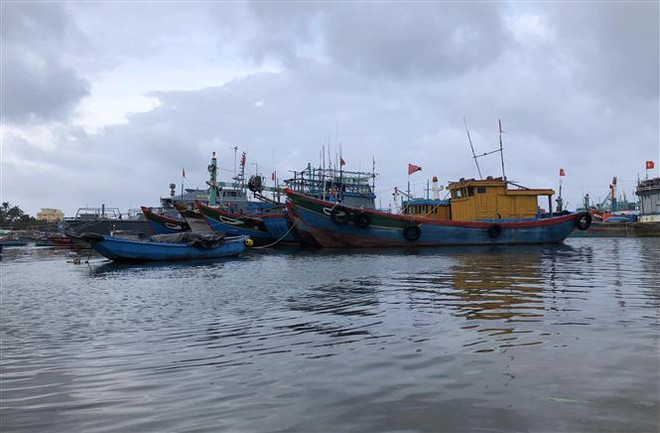 Nỗ lực tìm kiếm 4 ngư dân mất tích trên biển do tàu cá bị phá nước ảnh 1