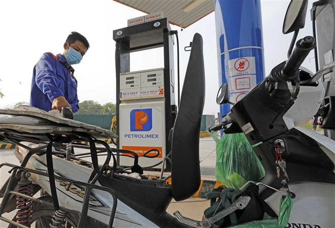 Mua bán xăng tại cửa hàng bán lẻ xăng, dầu Petrolimex. (Ảnh: Trần Việt/TTXVN) Sẽ xử lý nghiêm các đơn vị găm hàng xăng dầu để trục lợi ảnh 1