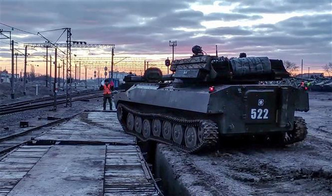 Xe tăng trở về Nga sau khi tham gia cuộc tập trận chung Nga-Belarus ở thao trường gần Brest, Belarus, ngày 15/2/2022. (Ảnh: AFP/TTXVN) Hội đồng bảo an Liên hợp quốc họp khẩn về tình hình Ukraine ảnh 1
