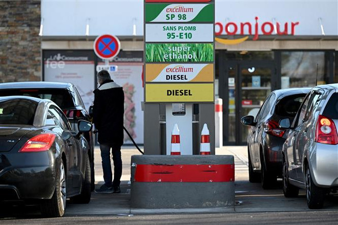 Bơm xăng cho ôtô tại một trạm xăng ở Marseille, Pháp. (Ảnh: AFP/TTXVN) Goldman Sachs: Giá hàng hóa tăng nhanh do khủng hoảng Nga-Ukraine ảnh 1