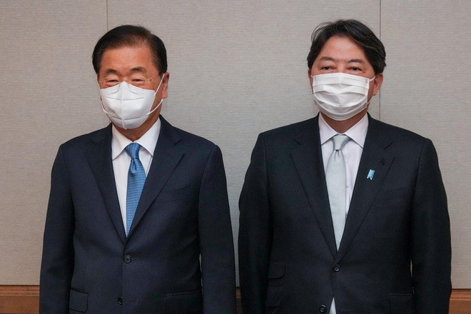 Ngoại trưởng Hàn Quốc Chung Eui-yong (trái) và người đồng cấp Nhật Bản Yoshimasa Hayashi. (Nguồn: Yonhap) Ngoại trưởng Hàn Quốc, Nhật Bản hội đàm song phương ở Hawaii ảnh 1