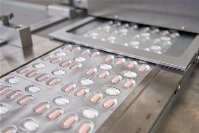 Paxlovid - một loại thuốc điều trị COVID-19 do hãng Pfizer sản xuất. (Ảnh: AFP/TTXVN) Singapore tiếp nhận lô thuốc Paxlovid điều trị COVID-19 đầu tiên ảnh 1
