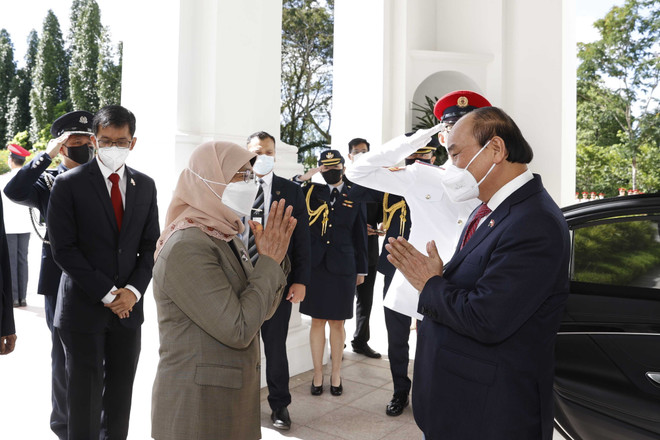 Tổng thống Cộng hòa Singapore Halimah Yacob đón Chủ tịch nước Nguyễn Xuân Phúc thăm cấp Nhà nước tới Singapore. (Ảnh: Thống Nhất/TTXVN) Tuyên bố báo chí chung Việt Nam-Singapore, tăng cường quan hệ đối tác ảnh 4