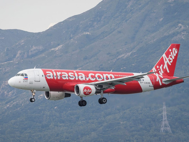 Một chiếc máy bay của AirAsia. (Nguồn: Getty Images) Máy bay của hãng hàng không AirAsia phải hạ cánh khẩn cấp do có rắn ảnh 1