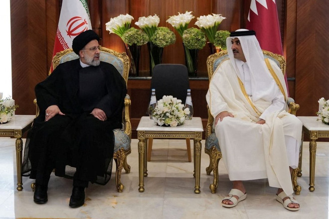 Quốc vương Qatar Sheikh Tamim bin Hamad al-Thani gặp Tổng thống Iran Ebrahim Raisi tại Doha, Qatar. (Nguồn: Reuters) Iran mong muốn tăng cường quan hệ với các nước vùng Vịnh ảnh 1