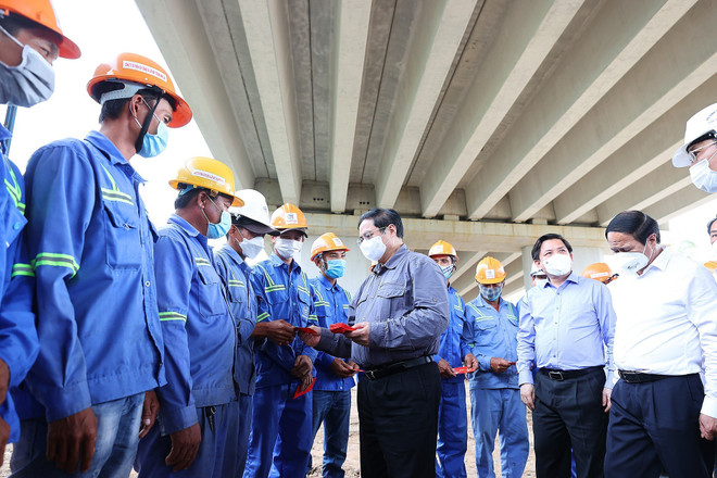 [Photo] Thủ tướng kiểm tra Dự án đường cao tốc Mỹ Thuận-Cần Thơ ảnh 7