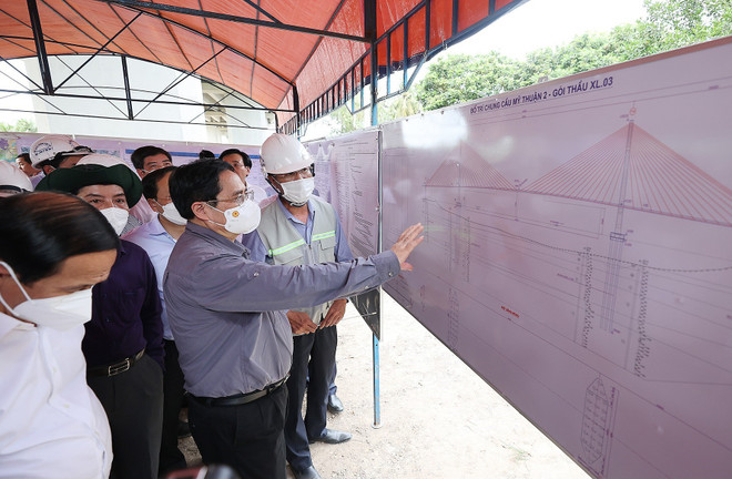 [Photo] Thủ tướng kiểm tra Dự án đường cao tốc Mỹ Thuận-Cần Thơ ảnh 8