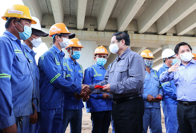 [Photo] Thủ tướng kiểm tra Dự án đường cao tốc Mỹ Thuận-Cần Thơ ảnh 6