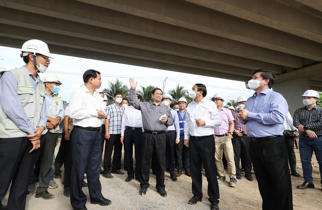 [Photo] Thủ tướng kiểm tra Dự án đường cao tốc Mỹ Thuận-Cần Thơ ảnh 11