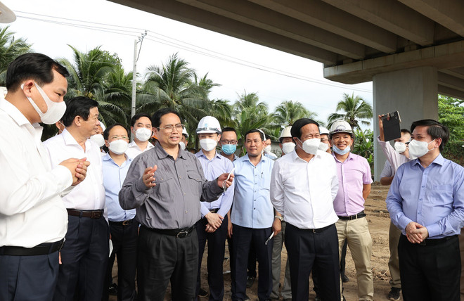 [Photo] Thủ tướng kiểm tra Dự án đường cao tốc Mỹ Thuận-Cần Thơ ảnh 9