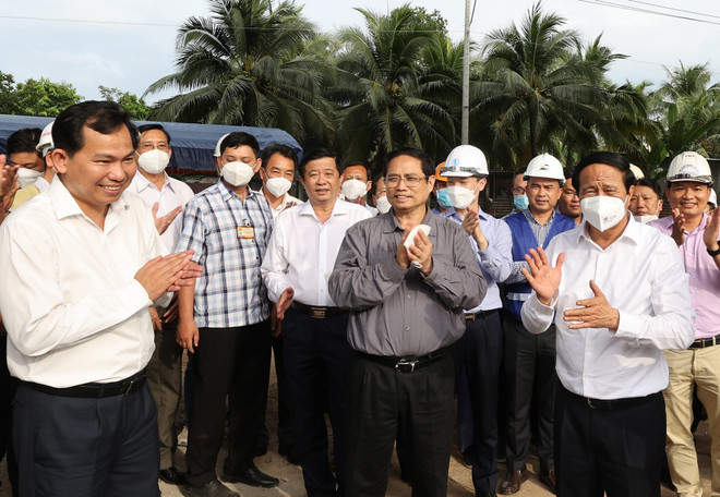 [Photo] Thủ tướng kiểm tra Dự án đường cao tốc Mỹ Thuận-Cần Thơ ảnh 10