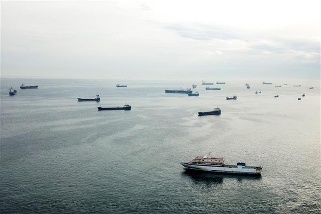 Tàu thuyền neo đậu trên biển Marmara trước khi đi qua Eo biển Bosphorus ngày 23/4/2021. (Ảnh: AFP/TTXVN) Thổ Nhĩ Kỳ không thể ngăn các tàu chiến Nga tiếp cận Biển Đen ảnh 1