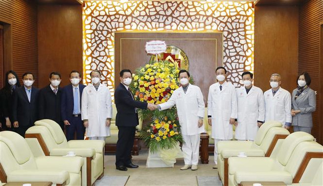 Trưởng Ban Tuyên giáo chúc mừng Ngày Thầy thuốc Việt Nam ảnh 1