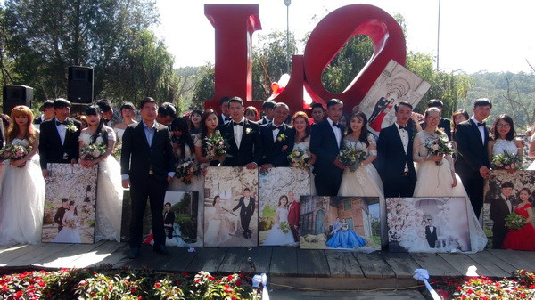 Thú vị đám cưới tập thể của 20 cặp đôi ngày Lễ tình nhân tại Đà Lạt ảnh 1