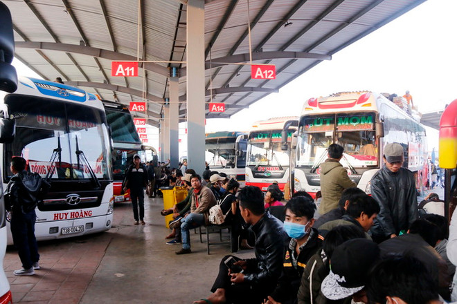 Lao động Việt Nam tại Lào nô nức lên xe về quê ăn Tết ảnh 2