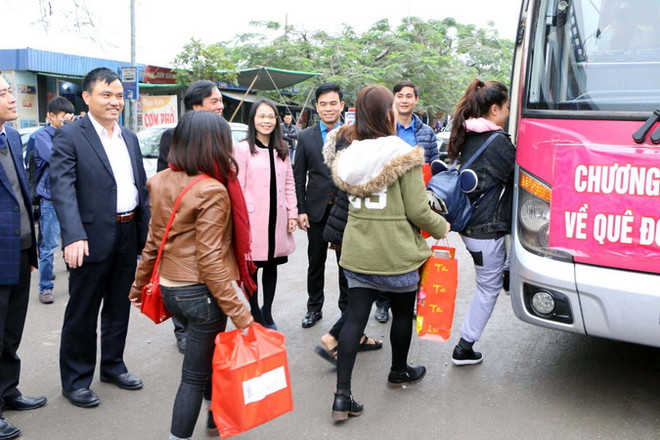 Chuyến xe mùa Xuân đưa hàng ngàn sinh viên về quê đón Tết ảnh 1