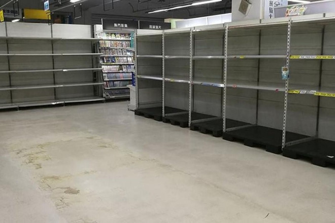 Người dân Đài Loan đổ xô đi mua tích trữ giấy vệ sinh ảnh 2