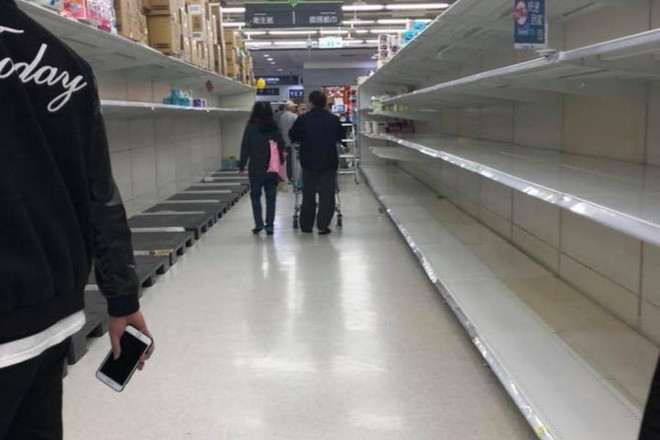 Người dân Đài Loan đổ xô đi mua tích trữ giấy vệ sinh ảnh 5