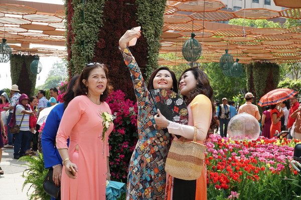 Trưa mùng 2 Tết, Bắc Bộ nắng ấm, Nam Bộ nắng khá mạnh ảnh 1