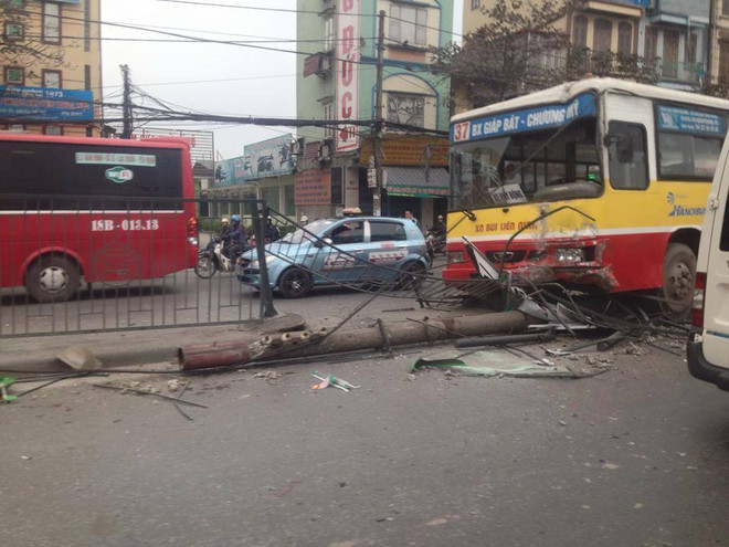 Xe buýt húc đổ đèn chiếu sáng cùng 30m rào chắn giải phân cách ảnh 1