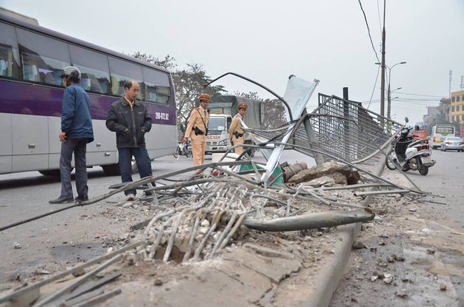 Xe buýt húc đổ đèn chiếu sáng cùng 30m rào chắn giải phân cách ảnh 2