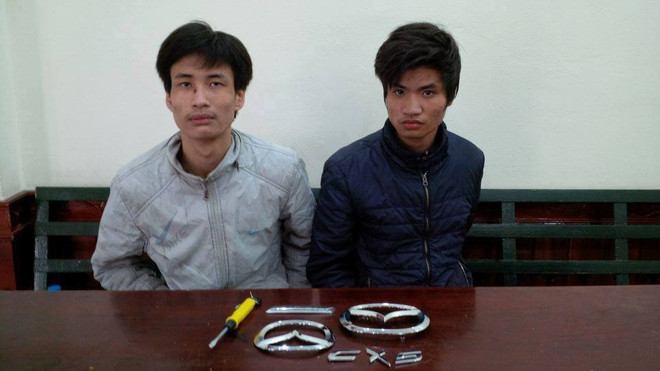 Bắt hai đối tượng chuyên trộm logo xe sang lấy tiền chơi điện tử ảnh 1