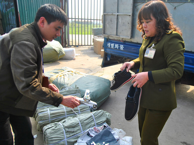 Tạm giữ gần 60 tấn hàng có nhiều dấu hiệu vi phạm nhãn hiệu ảnh 1